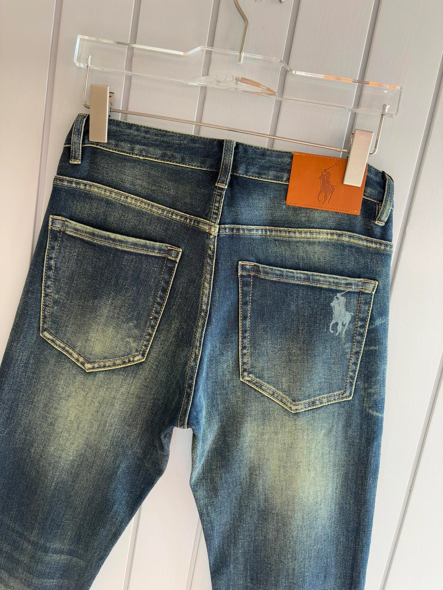P240 A super stylish pair of jeans, customized original washed denim fabric, unique design, top-notch embroidered letter pattern logo, original hardware accessories decoration, an extremely outstanding pair of jeans, the materials and craftsmanship are extremely luxurious and exquisite, extremely high-grade, handsome and stylish upper body, recommended 👍, 005 code number: 29-38 but not 35; 37